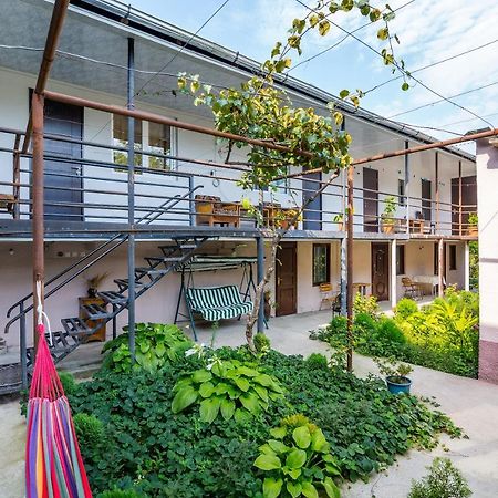 The Kiwi House Hotel Лагодехи Екстериор снимка