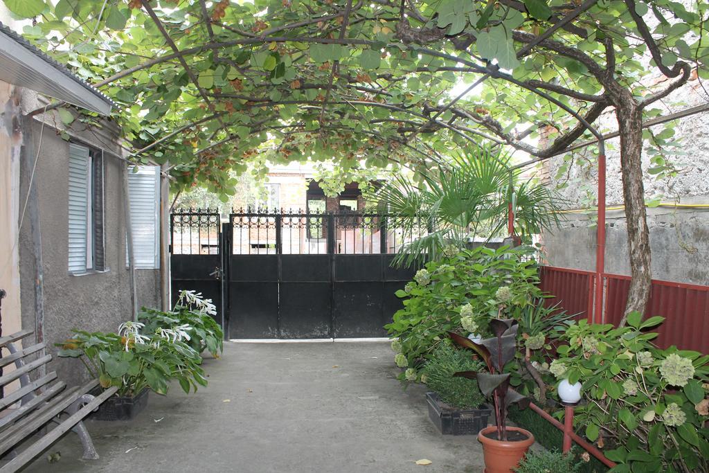 The Kiwi House Hotel Лагодехи Екстериор снимка