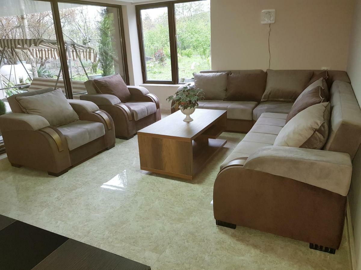 The Kiwi House Hotel Лагодехи Екстериор снимка