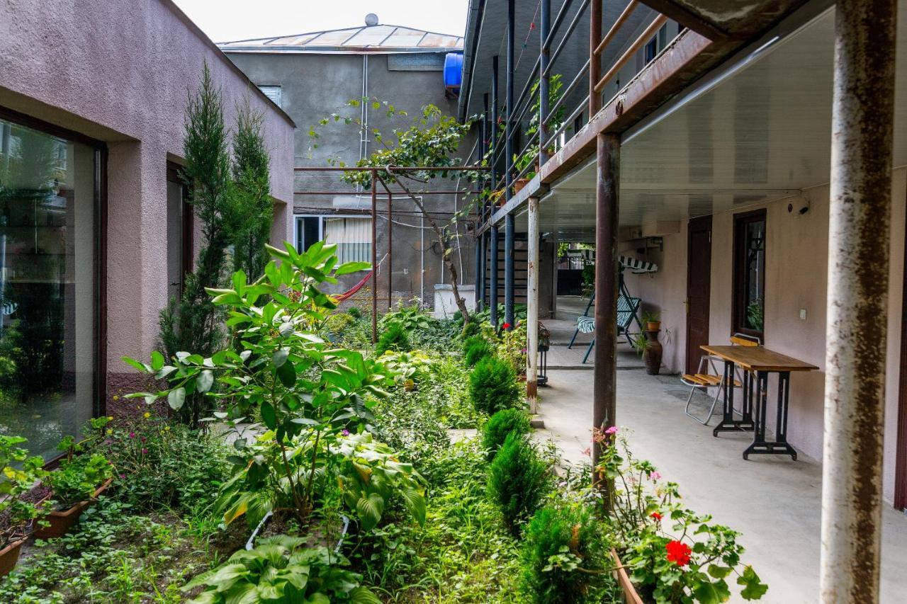 The Kiwi House Hotel Лагодехи Екстериор снимка